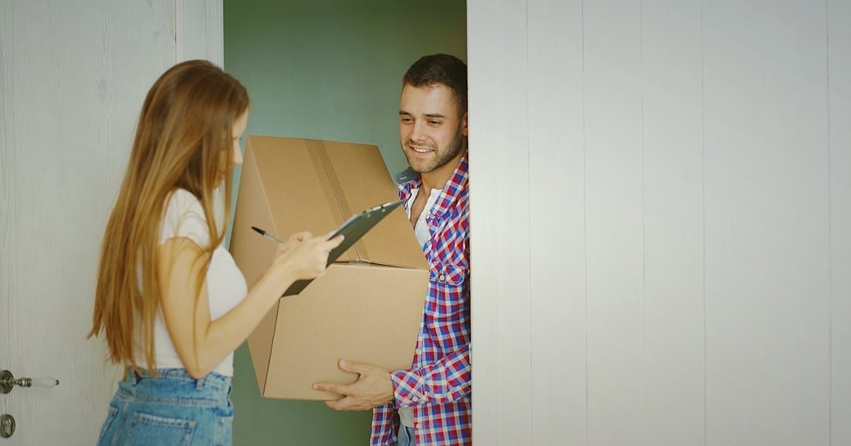 Isıtma & Soğutma Gönderileri: Kargo, Paketleme ve Teslimatta 2026'da Profesyonel Yaklaşım - delivery driver handing over a large appliance box to a customer at their doorstep