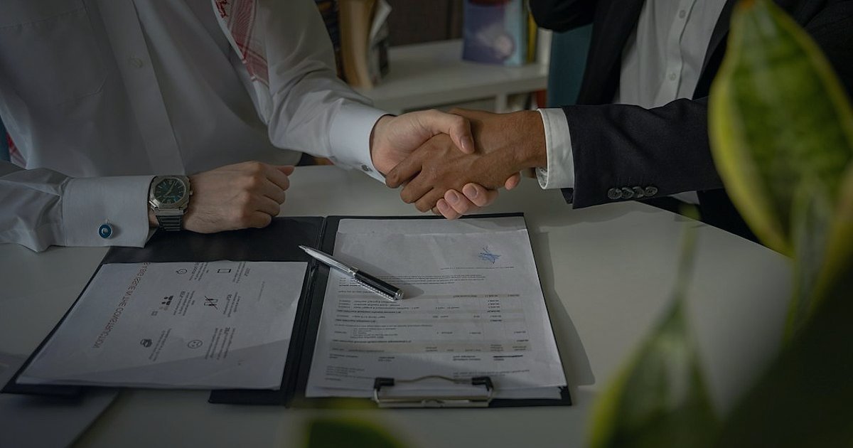 Isıtma & Soğutma Gönderileri: Kargo, Paketleme ve Teslimatta 2026'da Profesyonel Yaklaşım - business person shaking hands with a logistics company representative over a contract