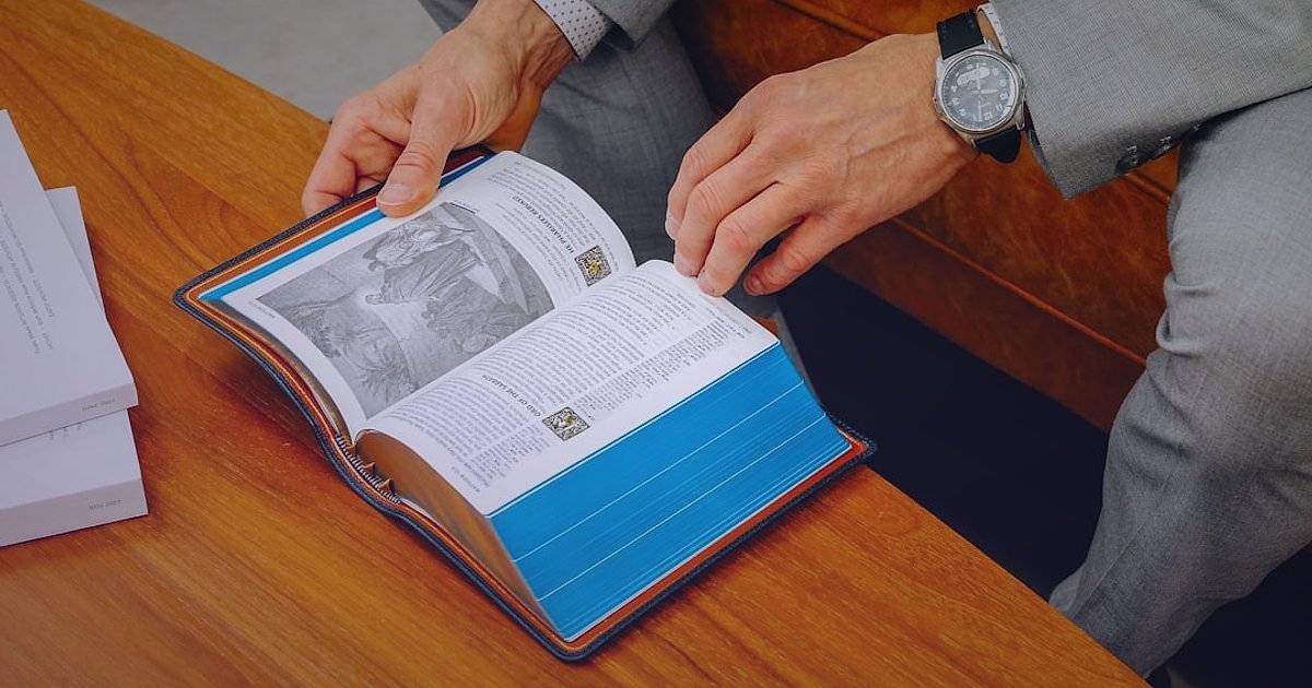 İYS İzni E-Ticareti 2026: Ticari Elektronik İletişimde Tam Uyum Rehberi - businessman looking at complex legal documents on tablet