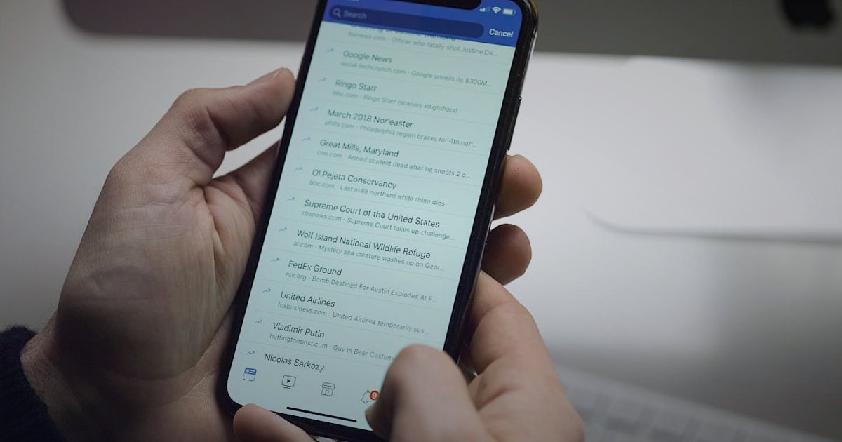 İYS İzni E-Ticareti 2026: Ticari Elektronik İletişimde Tam Uyum Rehberi - hands holding a smartphone with consent form on screen