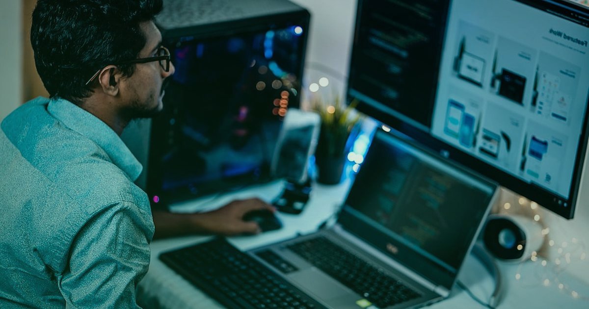 İYS İzni E-Ticareti 2026: Ticari Elektronik İletişimde Tam Uyum Rehberi - software engineer coding on laptop with multiple screens showing APIs