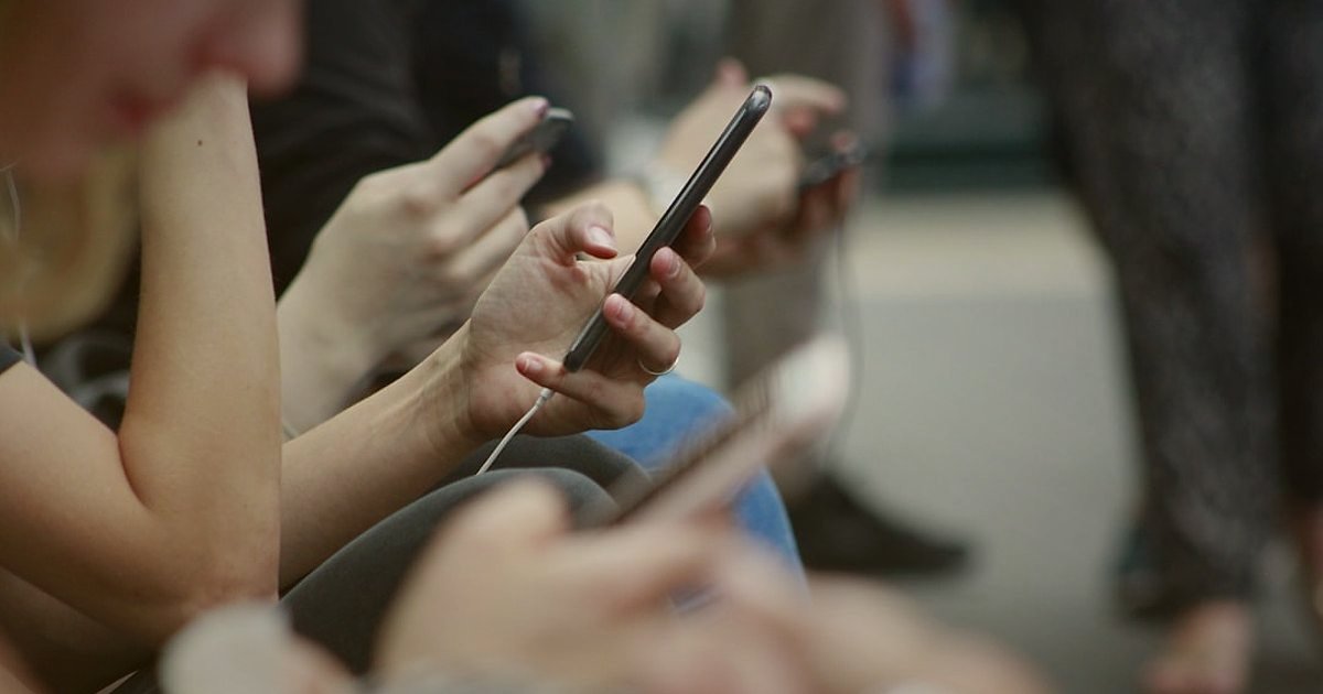 İYS İzni E-Ticareti 2026: Ticari Elektronik İletişimde Tam Uyum Rehberi - diverse group of people checking their phones with notifications