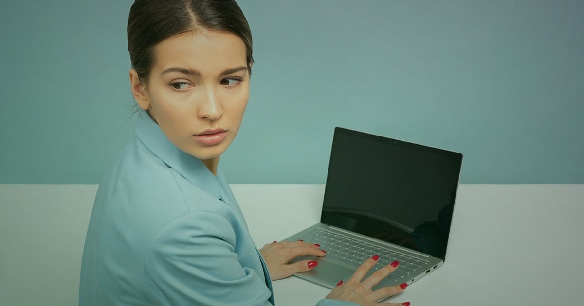 İYS İzni E-Ticareti 2026: Ticari Elektronik İletişimde Tam Uyum Rehberi - worried business owner looking at a large fine notification on computer