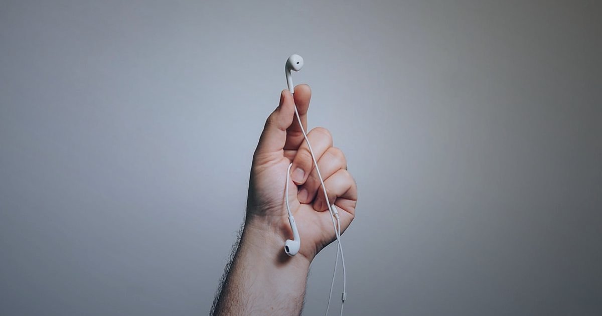 Kablolu Kulaklık Tedarikçisi Bulma: 2026'da Güvenilirlik Kontrolü ve Doğrulama Rehberi - close up of hands holding audio jack headphone cable