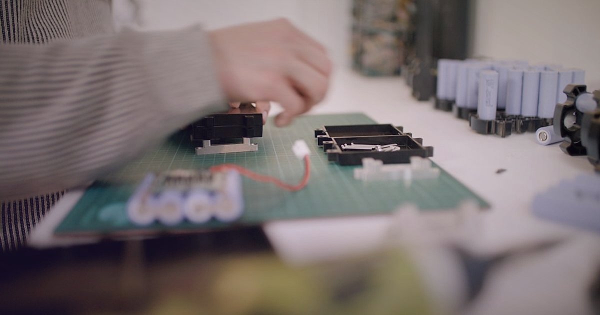 Kablolu Kulaklık Tedarikçisi Bulma: 2026'da Güvenilirlik Kontrolü ve Doğrulama Rehberi - person evaluating samples of electronic components on a desk
