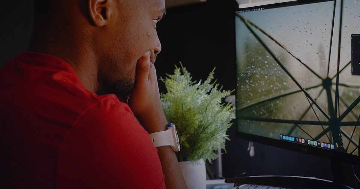 Kablolu Kulaklık Tedarikçisi Bulma: 2026'da Güvenilirlik Kontrolü ve Doğrulama Rehberi - frustrated person looking at a computer screen with error messages
