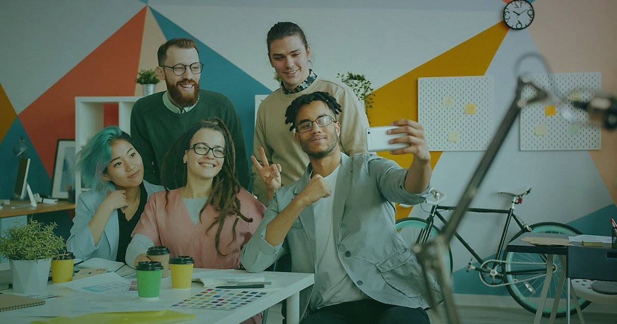 Kablolu Kulaklık Tedarikçisi Bulma: 2026'da Güvenilirlik Kontrolü ve Doğrulama Rehberi - successful diverse team celebrating in a modern office