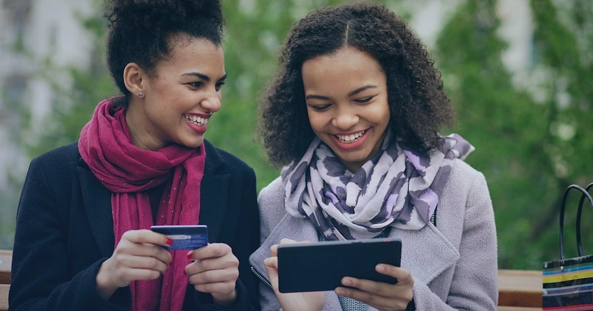 Kadın Giyim Pazaryeri Seçimi 2026: Komisyonlar ve Başarı Rehberi - diverse group of young women browsing online fashion store website on tablets