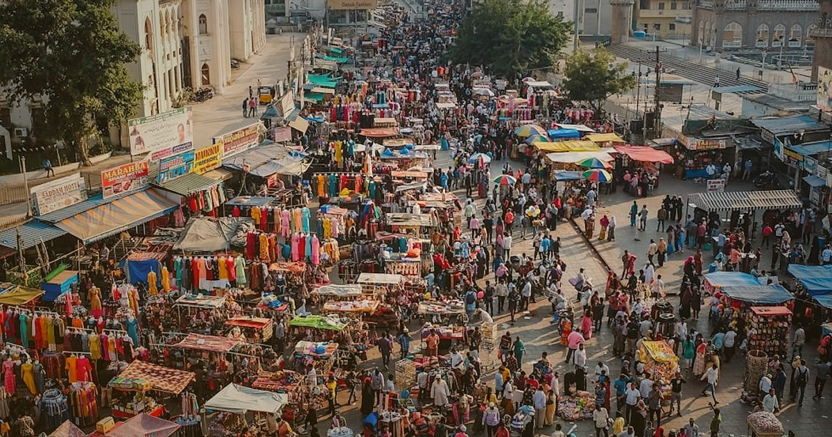 Kadın Giyim Pazaryeri Seçimi 2026: Komisyonlar ve Başarı Rehberi - Aerial view of a bustling marketplace with diverse stalls and shoppers