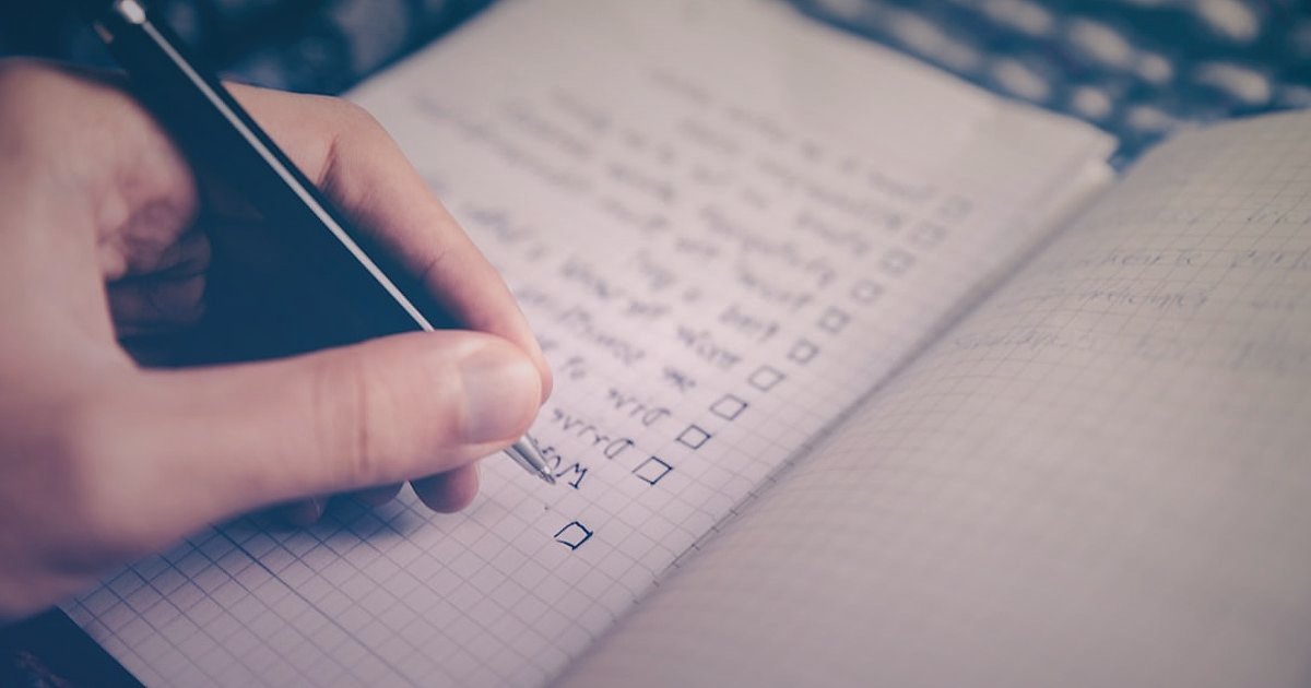 Kadın Giyim Pazaryeri Seçimi 2026: Komisyonlar ve Başarı Rehberi - Checklist with items being ticked off by a pen on a desk