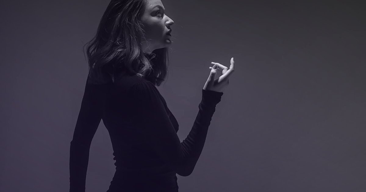 Kadın Giyimde Ürün Açıklamaları ve SEO: 2026'da Satışları Patlatın! - elegant female model posing studio lighting