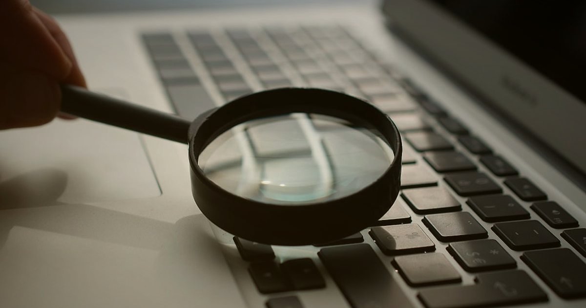 Kadın Giyimde Ürün Açıklamaları ve SEO: 2026'da Satışları Patlatın! - magnifying glass over SEO keywords on screen