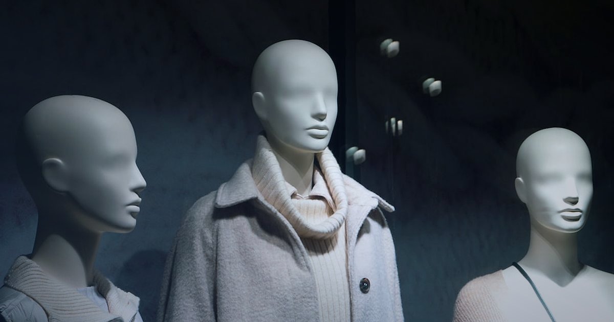 Kadın Giyimde Ürün Açıklamaları ve SEO: 2026'da Satışları Patlatın! - stylized clothing items on mannequin with descriptive tags