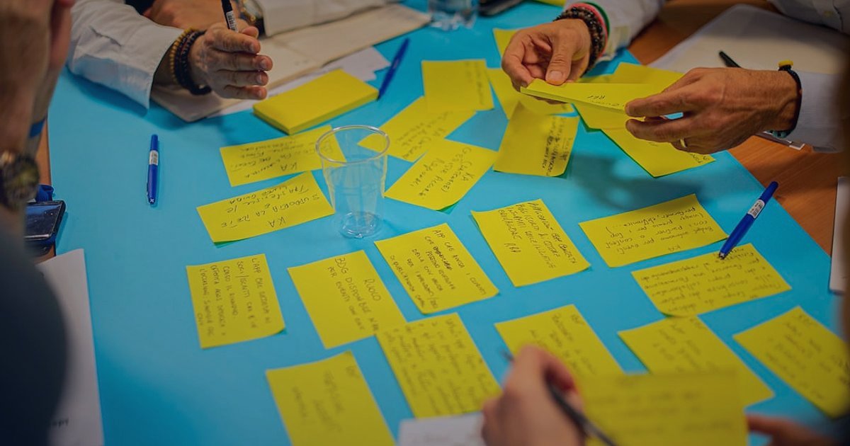 Kadın Giyimde Ürün Açıklamaları ve SEO: 2026'da Satışları Patlatın! - group of people brainstorming sticky notes fashion terms