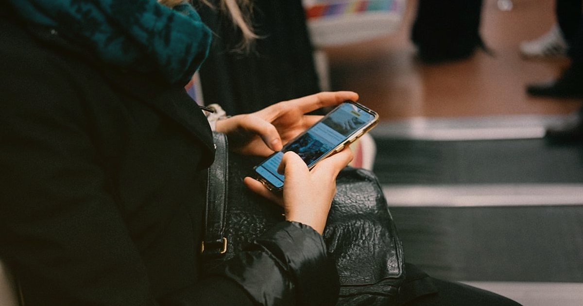 Kadın Giyimde Ürün Açıklamaları ve SEO: 2026'da Satışları Patlatın! - woman scrolling fashion app on smartphone metro