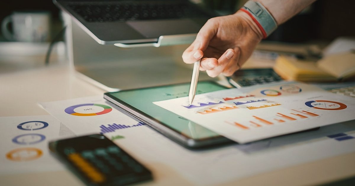 Kadın Giyimde Ürün Açıklamaları ve SEO: 2026'da Satışları Patlatın! - data analyst looking at conversion rate charts