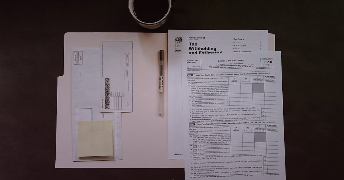 Kadın Giyimde Ürün Açıklamaları ve SEO: 2026'da Satışları Patlatın! - legal documents with fashion items in background