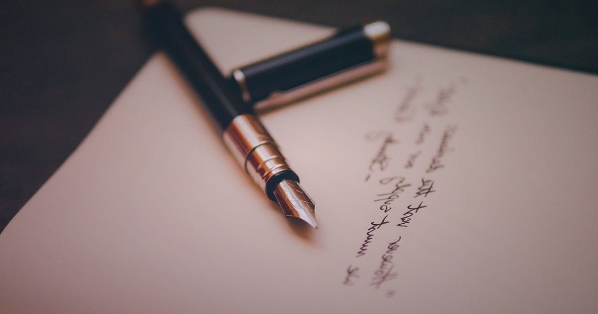 Kalem Pazarında Farklılaşma: 2026'da Rakiplerden Sıyrılma Stratejileri - close-up view elegant fountain pen writing on textured paper