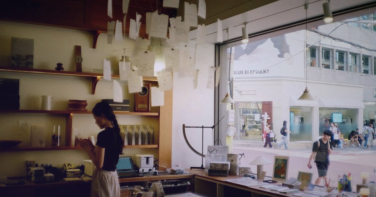 Kalem Pazarında Farklılaşma: 2026'da Rakiplerden Sıyrılma Stratejileri - person analyzing price tags on a shelf in a stationery store