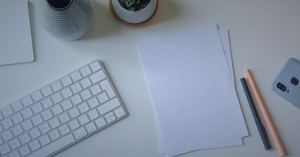 Kalem Pazarında Farklılaşma: 2026'da Rakiplerden Sıyrılma Stratejileri - collection of handwritten customer reviews on a desk