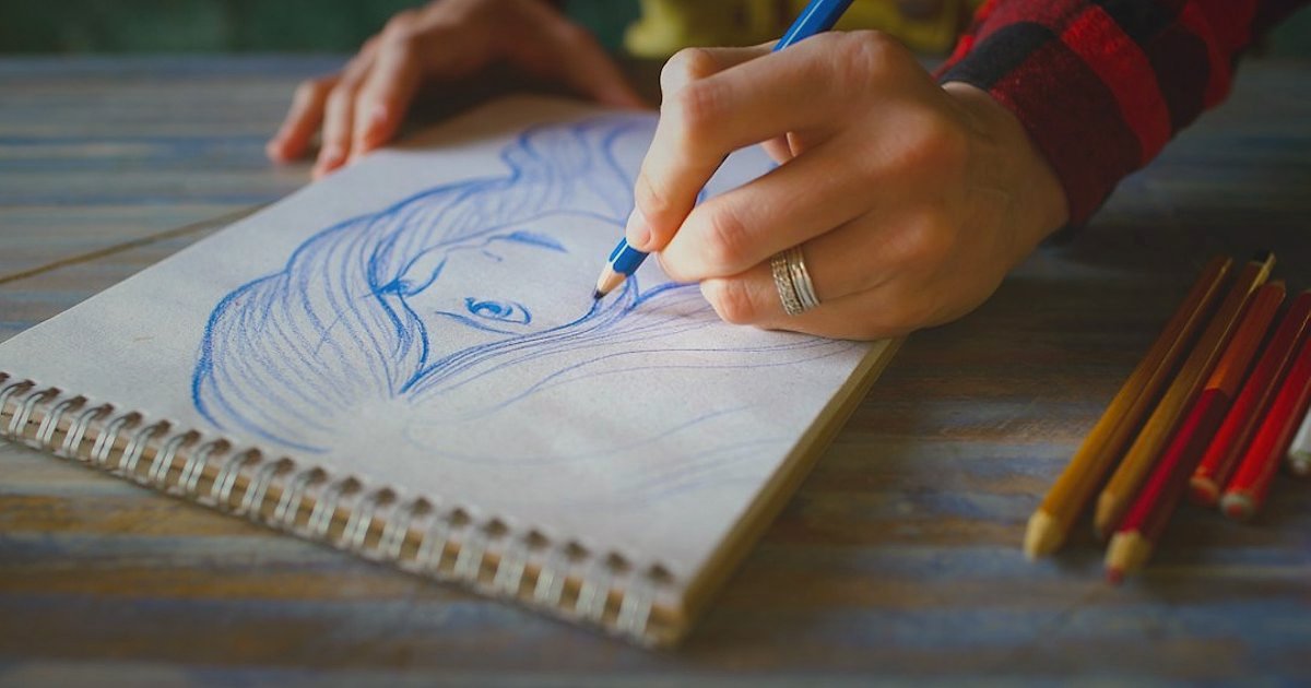 Kalem Pazarında Farklılaşma: 2026'da Rakiplerden Sıyrılma Stratejileri - person sketching with a unique, artistic pen on a sketchbook