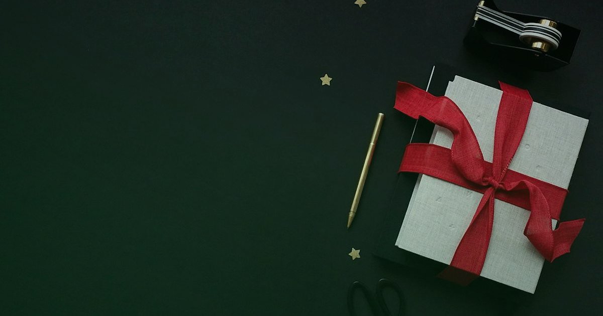 Kalem Pazarında Farklılaşma: 2026'da Rakiplerden Sıyrılma Stratejileri - beautifully wrapped stationery gift box with a ribbon