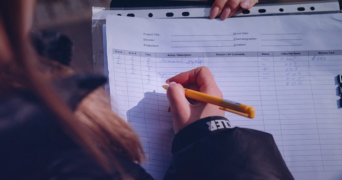 Kargo Hasarında Tazminat Süreci 2026: Bayi Hakları ve Adım Adım Rehber - business person filling out official damage report form