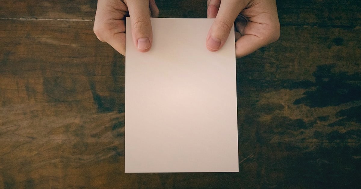 Kargo Hasarında Tazminat Süreci 2026: Bayi Hakları ve Adım Adım Rehber - hands holding official complaint letter desk forms