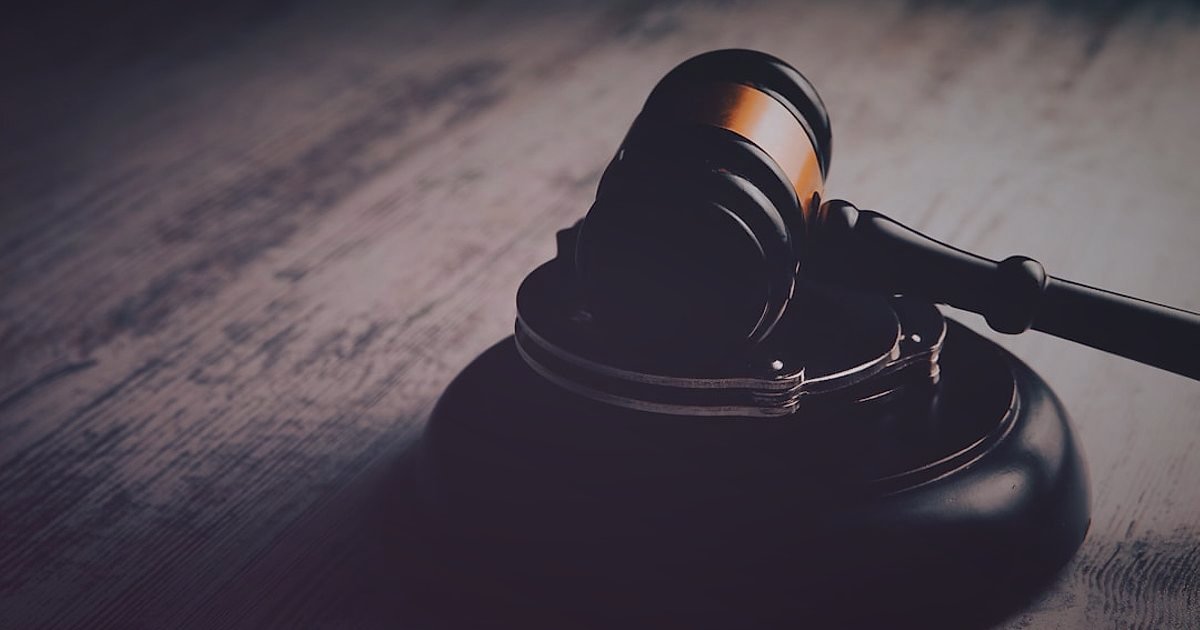 Kargo Hasarında Tazminat Süreci 2026: Bayi Hakları ve Adım Adım Rehber - legal documents stacked wooden table gavel background