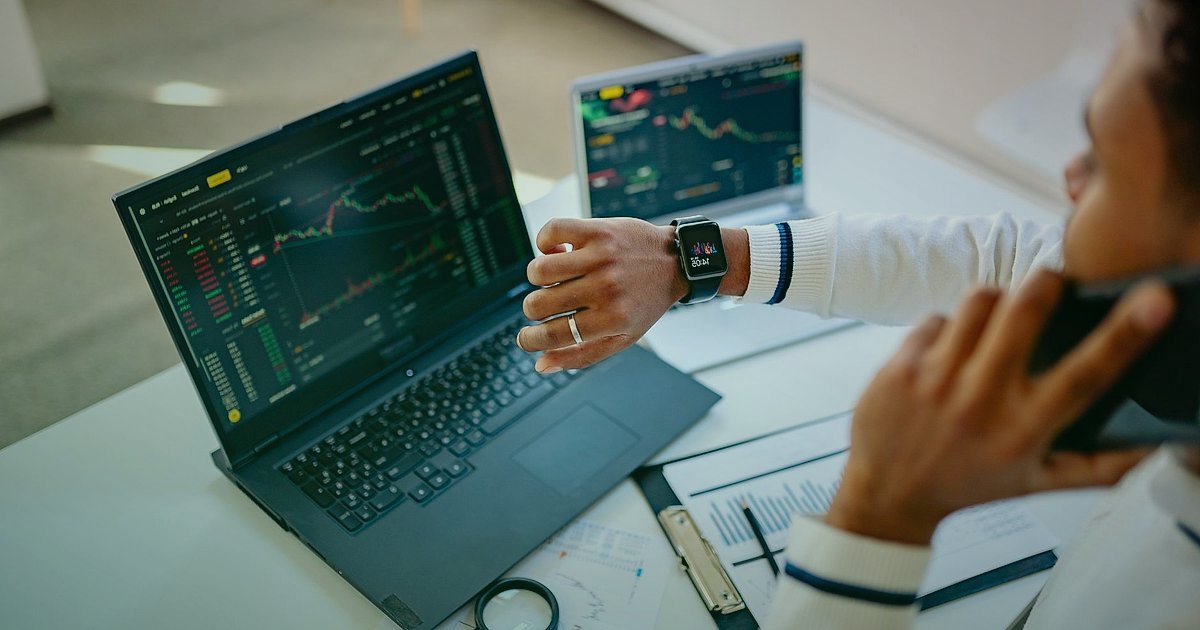 Kargo Hasarında Tazminat Süreci 2026: Bayi Hakları ve Adım Adım Rehber - logistics manager analyzing data on multiple screens warehouse