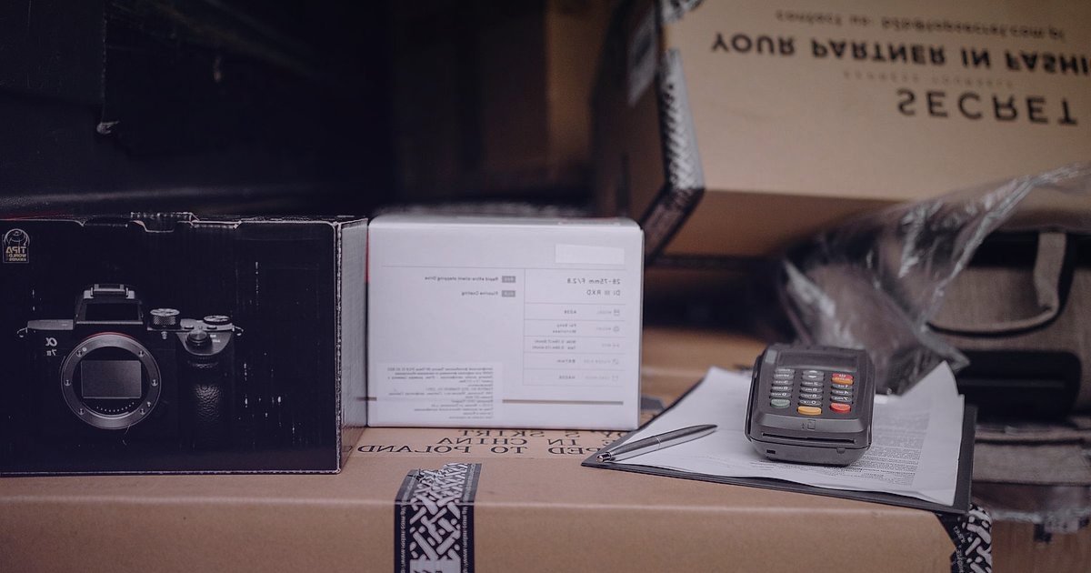 Kargo Hasarında Tazminat Süreci 2026: Bayi Hakları ve Adım Adım Rehber - neatly packaged return box with shipping label on counter