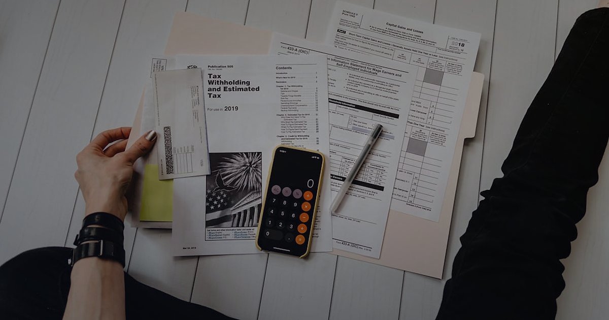 Kargo Hasarında Tazminat Süreci 2026: Bayi Hakları ve Adım Adım Rehber - accountant reviewing financial statements calculator desk