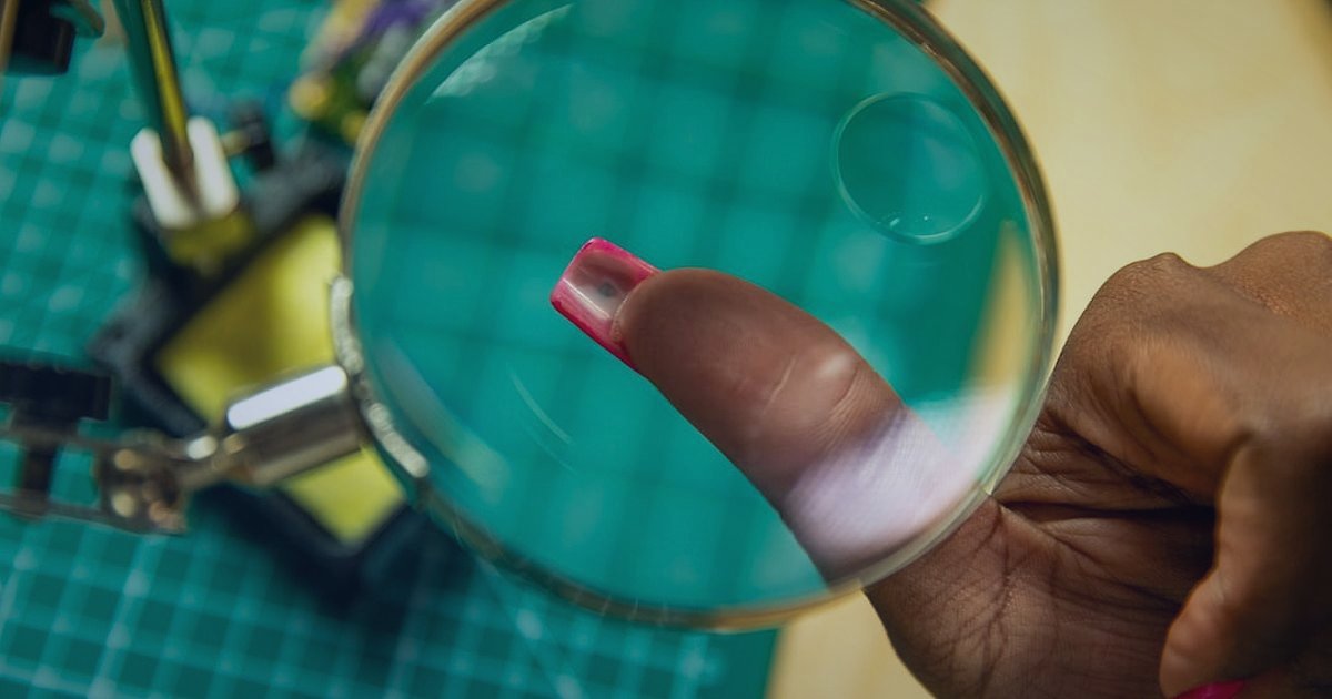 Kârlı Nevresim Takımı Satışı: Yeni Başlayanların 2026'da Kaçınması Gereken Kritik Hatalar - hand holding magnifying glass over price tag