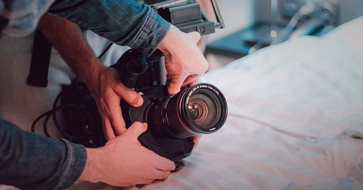 Kârlı Nevresim Takımı Satışı: Yeni Başlayanların 2026'da Kaçınması Gereken Kritik Hatalar - professional photographer taking product shots duvet