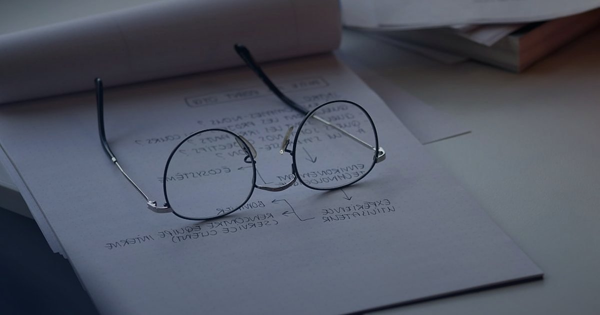 Kârlı Nevresim Takımı Satışı: Yeni Başlayanların 2026'da Kaçınması Gereken Kritik Hatalar - legal documents contract paper pen glasses