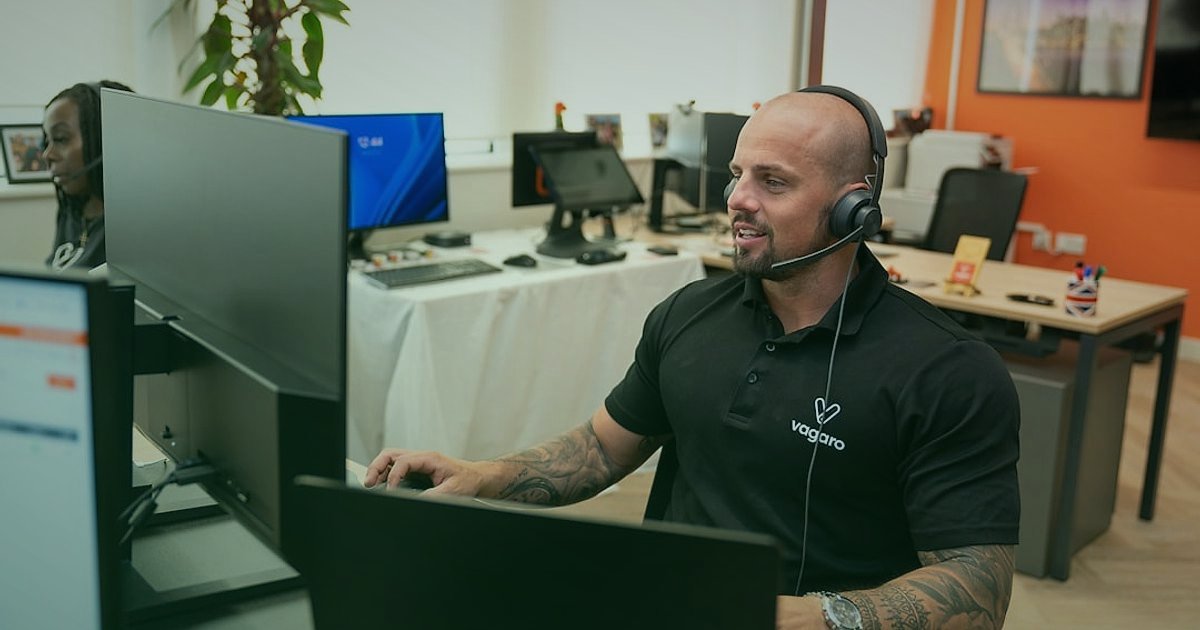 Kârlı Nevresim Takımı Satışı: Yeni Başlayanların 2026'da Kaçınması Gereken Kritik Hatalar - customer service representative talking on headset