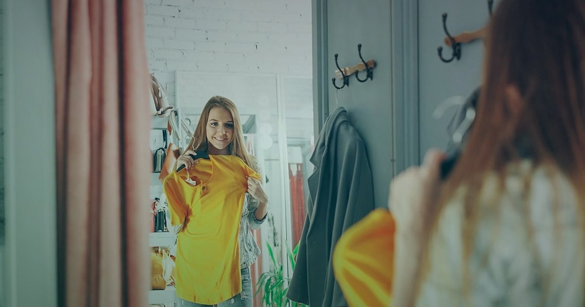 Kârlı Saç Tokası & Aksesuar Dropshipping: 2026 Tedarikçi Doğrulama Rehberi - woman trying on hair clips in boutique mirror