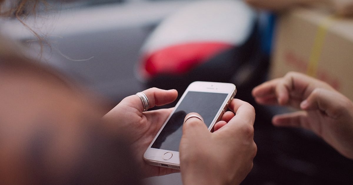 Kârlı Saç Tokası & Aksesuar Dropshipping: 2026 Tedarikçi Doğrulama Rehberi - diverse hands holding smartphones searching online suppliers