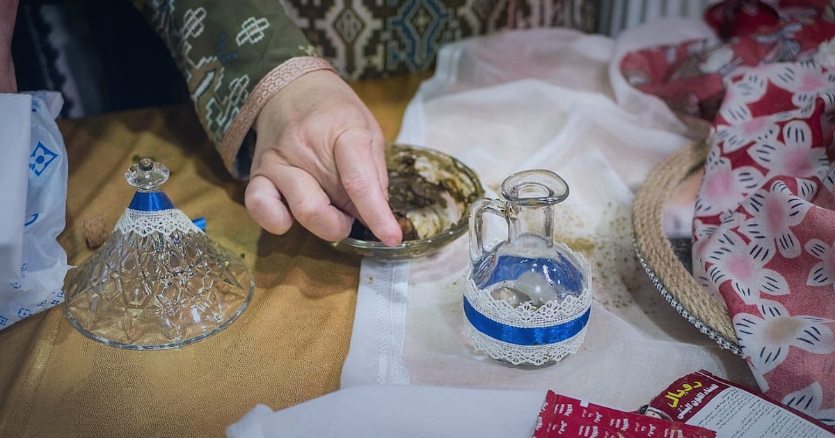 Kârlı Saç Tokası & Aksesuar Dropshipping: 2026 Tedarikçi Doğrulama Rehberi - close-up hands inspecting different hair accessory samples on a table