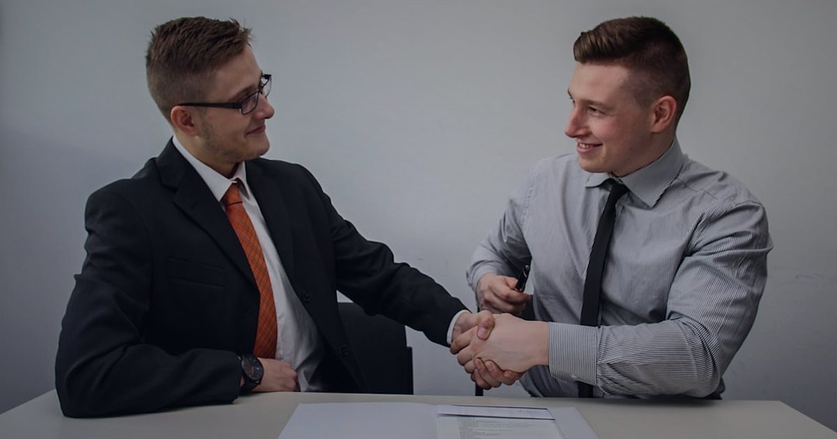 Kârlı Saç Tokası & Aksesuar Dropshipping: 2026 Tedarikçi Doğrulama Rehberi - two business people shaking hands over a signed legal document