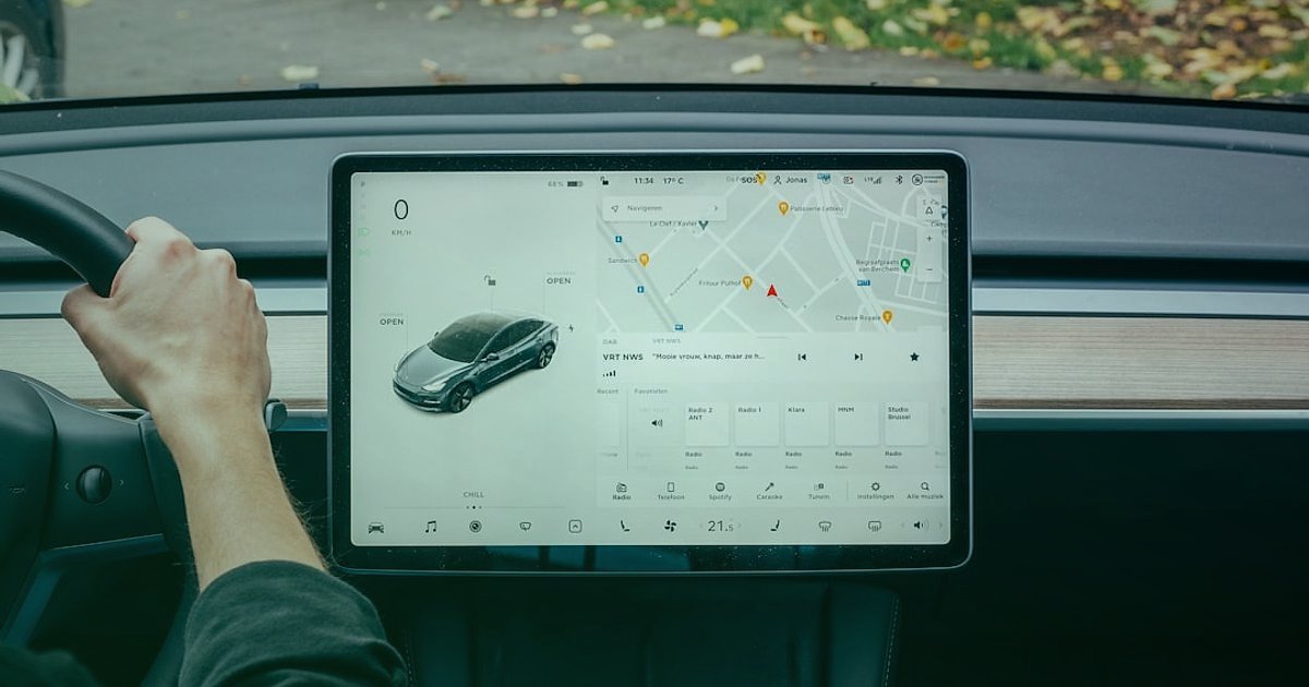Kârlı Satışın Sırrı: Araç Şarj Cihazı İçin Pazaryeri Komisyonları ve Seçim Rehberi 2026 - hand holding car charger near dashboard