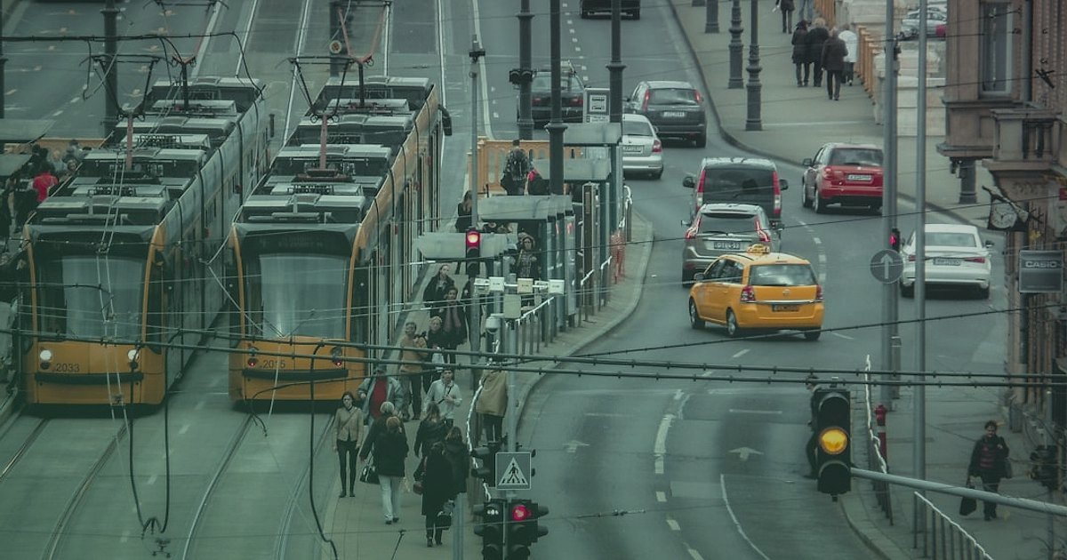 Kârlı Satışın Sırrı: Araç Şarj Cihazı İçin Pazaryeri Komisyonları ve Seçim Rehberi 2026 - busy city street with cars charging at stations