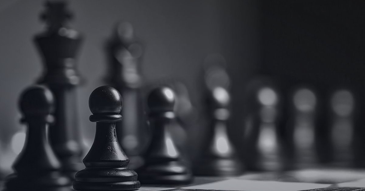 Kârlı Satışın Sırrı: Araç Şarj Cihazı İçin Pazaryeri Komisyonları ve Seçim Rehberi 2026 - strategic chess pieces on a marketplace diagram