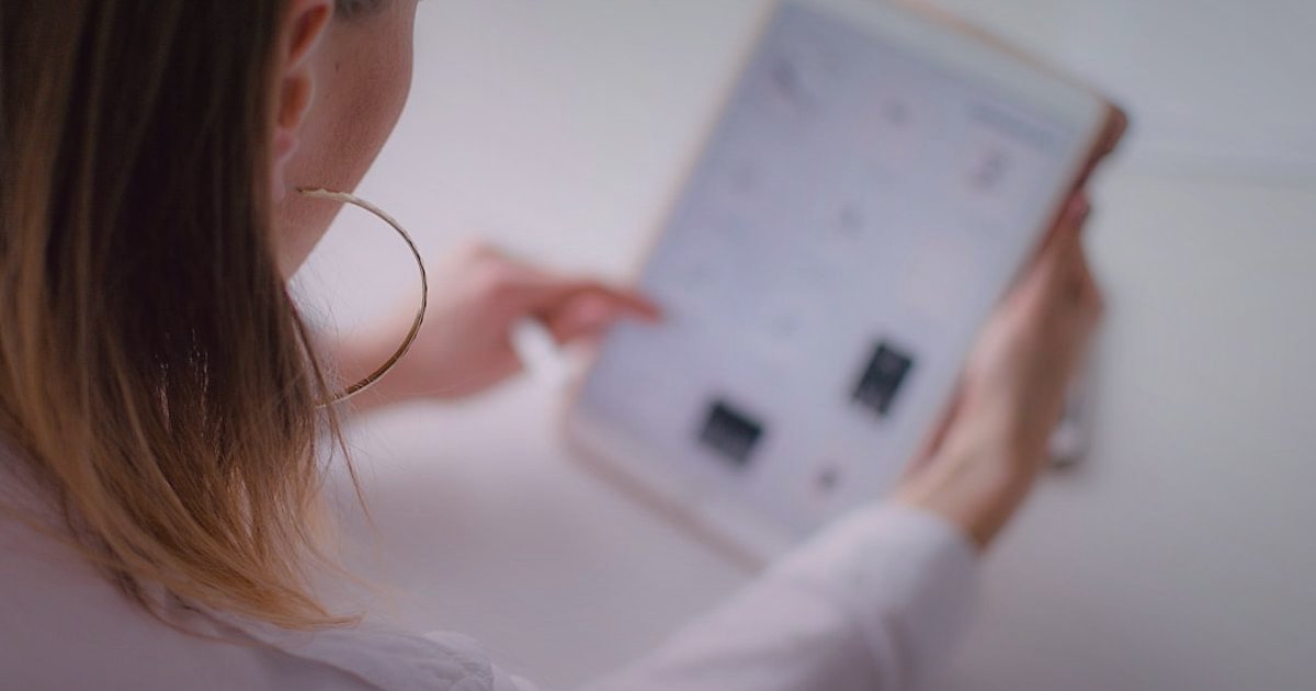 Katalogdan Ürün Seçerken Nelere Bakılmalı? 2026 E-Ticaret Rehberi - woman analyzing product catalog on digital tablet