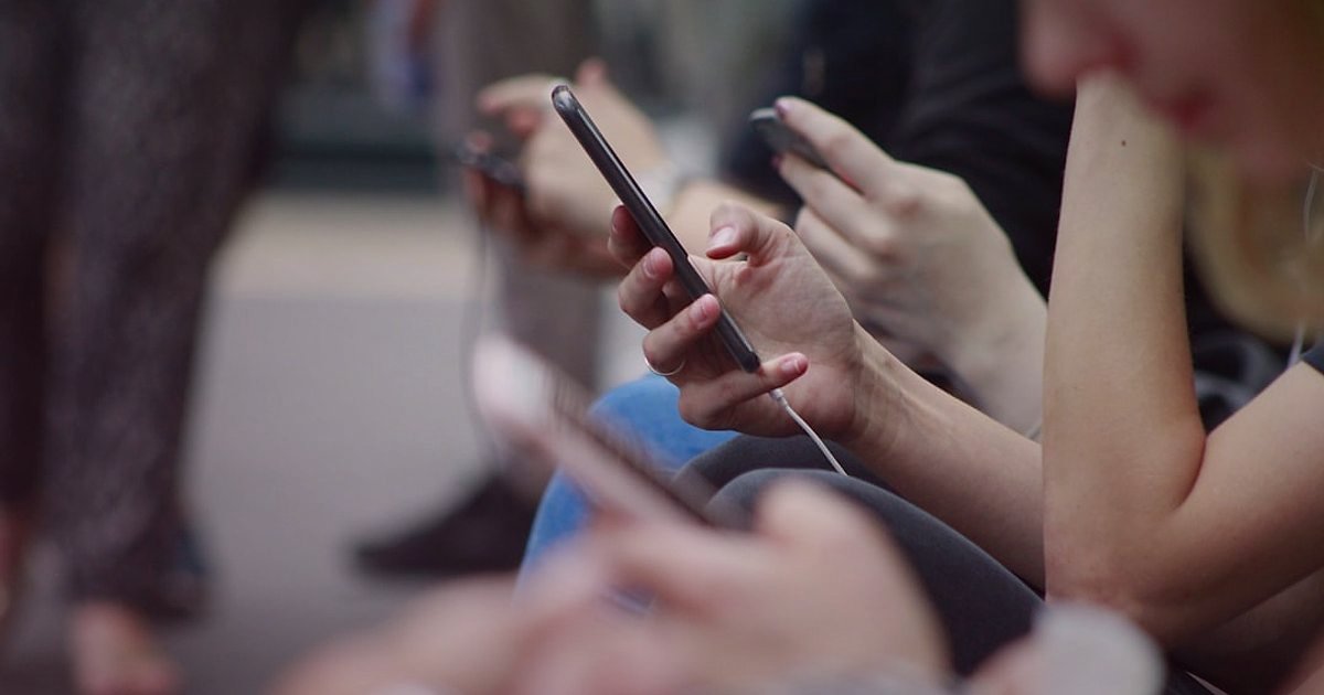 Katalogdan Ürün Seçerken Nelere Bakılmalı? 2026 E-Ticaret Rehberi - diverse group of people interacting with smartphones social media feeds