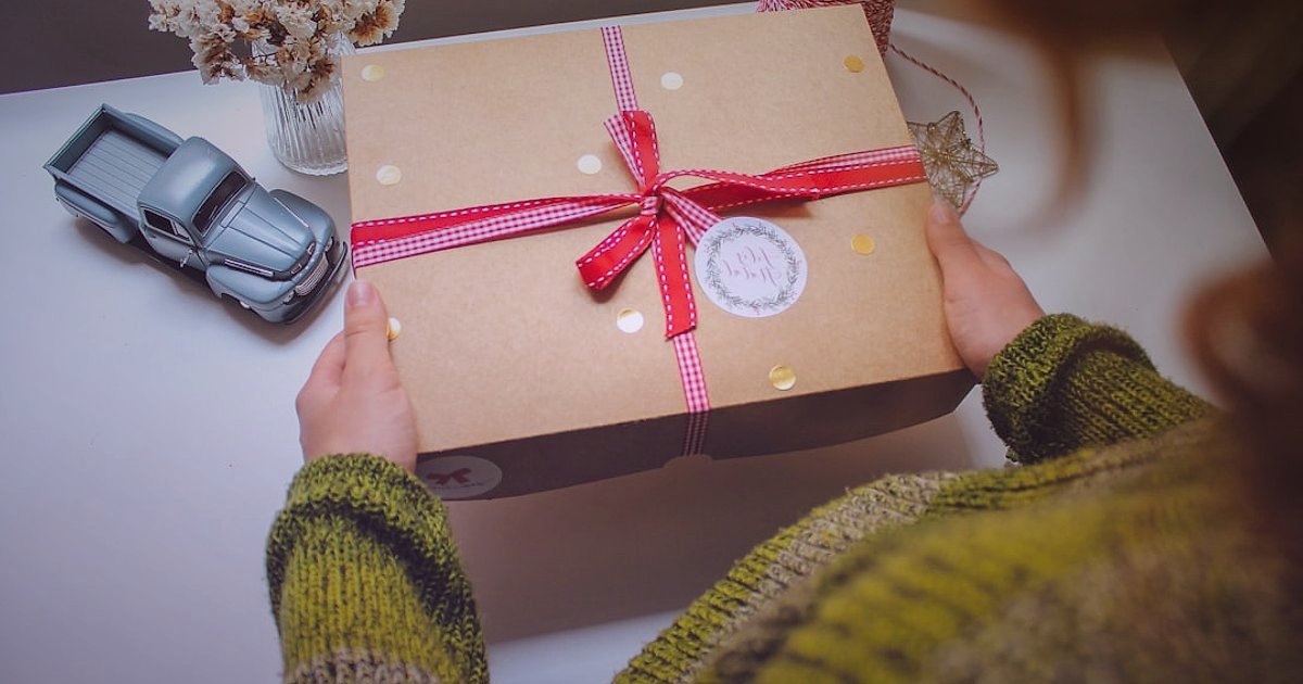 Kişiye Özel Hediyelik Ürünler Dropshipping: Stok Yönetimi ve Tedarik Zinciri 2026 - woman carefully arranging personalized gift boxes on a wooden table