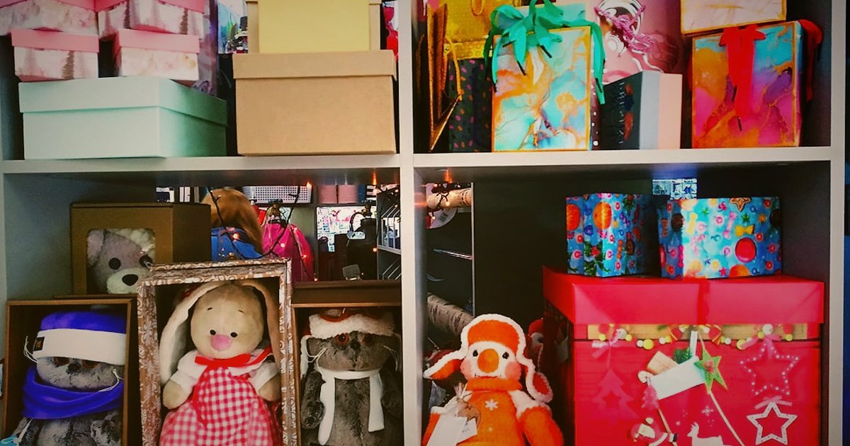 Kişiye Özel Hediyelik Ürünler Dropshipping: Stok Yönetimi ve Tedarik Zinciri 2026 - diverse array of personalized gift items neatly arranged on shelves
