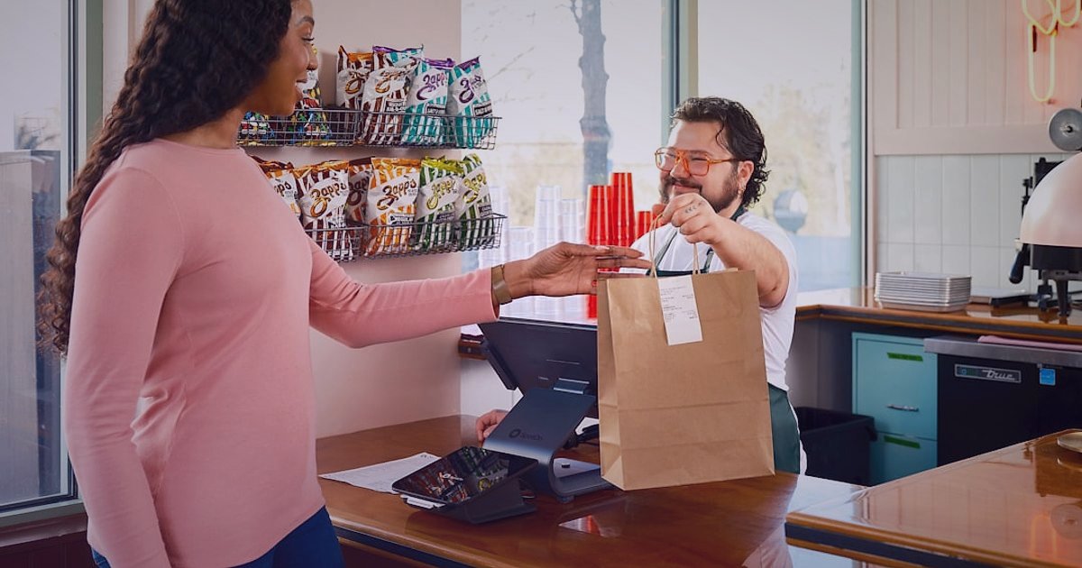 Kişiye Özel Hediyelik Ürünler Dropshipping: Stok Yönetimi ve Tedarik Zinciri 2026 - delivery driver handing a carefully wrapped package to a smiling customer