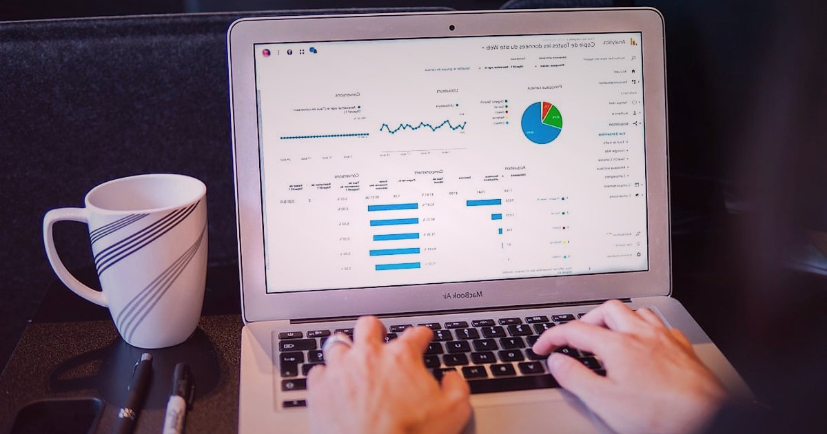 Kişiye Özel Hediyelik Ürünler Dropshipping: Stok Yönetimi ve Tedarik Zinciri 2026 - computer screen displaying multiple e-commerce marketplace dashboards