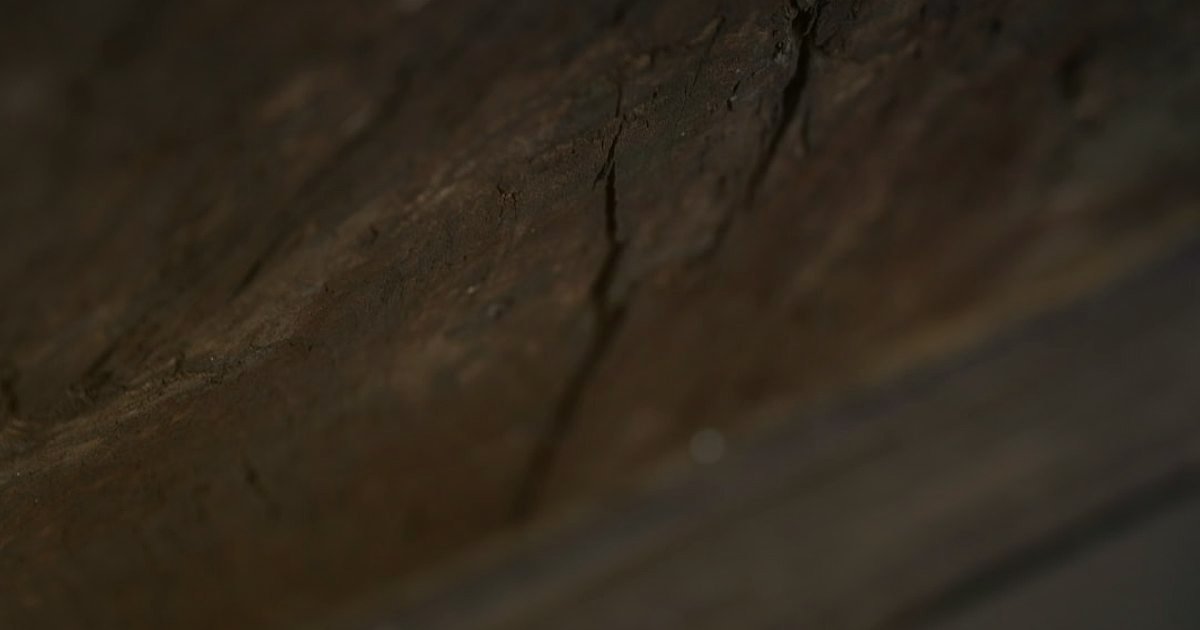 Kitaplık & Raf İadeleri: Müşteri Memnuniyeti ve Kârınızı Koruma 2026 - close up of damaged wooden shelf corner with splintered edges